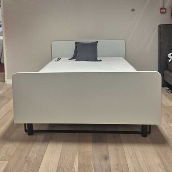 Van Os Showmodel Ledikant Royal 140x200 papyrus wit