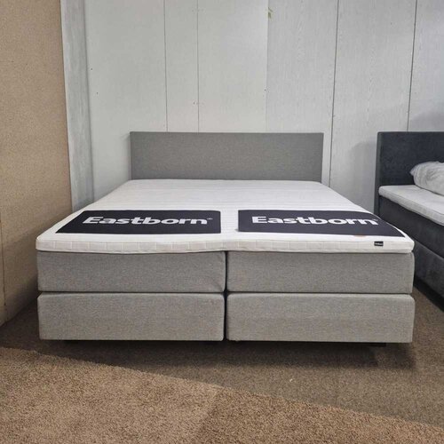 Eastborn Showmodel Boxspring Ruby vlak 180x200 / Matrassen: soepel + stevig / Topper: Comfortschuim - Stof: Ready beige 100 - Poten: zwart blok 12cm