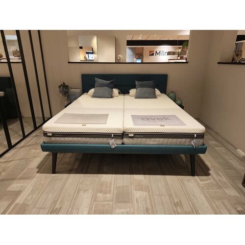 Avek Bed Stiel Max - elektrisch + hangkastjes Stiel 180x210 - Stof: Jasmyn Petrol 56 - Designpoot Hoog - (excl matrassen) - Showmodel Avek Bed Stiel Max - elektrisch + hangkastjes Stiel 180x210 - Stof: Jasmyn Petrol 56 - Designpoot Hoog - (excl matrassen) - Showmodel