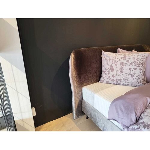 Pullman Showmodel Goldline Boxspring vlak 180x210 / Hoofdbord: Charlotte / Poten: Conisch Mat Zwart 15cm / Stof: Velluto 400 brown (excl. matrassen) Pullman Showmodel Goldline Boxspring vlak 180x210 / Hoofdbord: Charlotte / Poten: Conisch Mat Zwart 15cm / Stof: Velluto 400 brown (excl. matrassen)