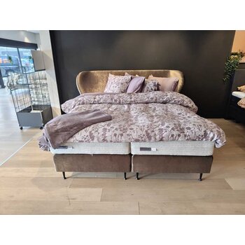 Pullman Showmodel Goldline Boxspring vlak 180x210 / Hoofdbord: Charlotte / Poten: Conisch Mat Zwart 15cm / Stof: Velluto 400 brown (excl. matrassen)