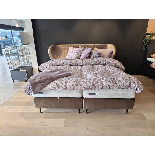 Pullman Showmodel Goldline Boxspring vlak 180x210 / Hoofdbord: Charlotte / Poten: Conisch Mat Zwart 15cm / Stof: Velluto 400 brown (excl. matrassen) Pullman Showmodel Goldline Boxspring vlak 180x210 / Hoofdbord: Charlotte / Poten: Conisch Mat Zwart 15cm / Stof: Velluto 400 brown (excl. matrassen)