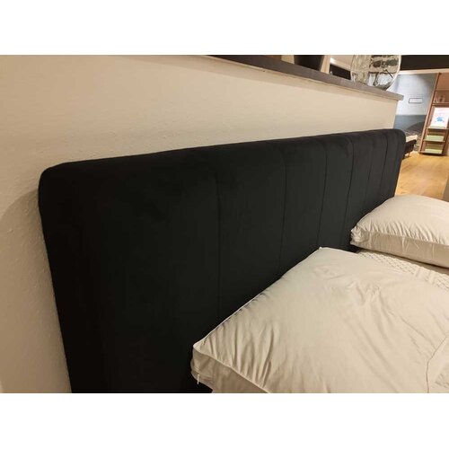 Showmodel ledikant Royal 180x200 zonder voetbord/ Stof: Adore 149 / poten zwart rond 18cm Showmodel ledikant Royal 180x200 zonder voetbord/ Stof: Adore 149 / poten zwart rond 18cm