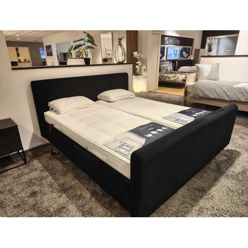 Showmodel ledikant Royal 180x200 zonder voetbord/ Stof: Adore 149 / poten zwart rond 18cm Showmodel ledikant Royal 180x200 zonder voetbord/ Stof: Adore 149 / poten zwart rond 18cm