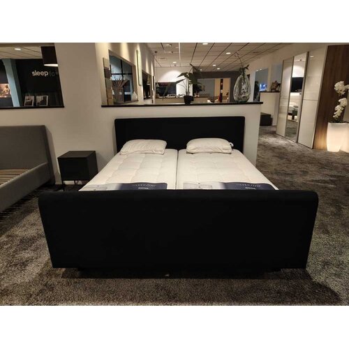 Showmodel ledikant Royal 180x200 zonder voetbord/ Stof: Adore 149 / poten zwart rond 18cm Showmodel ledikant Royal 180x200 zonder voetbord/ Stof: Adore 149 / poten zwart rond 18cm
