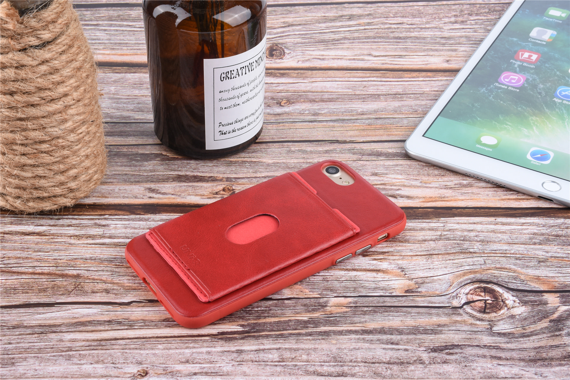 UNIQ Accessory Backcover voor iPhone 7-8 - Rood (8719273283745), foto 4 van 6
