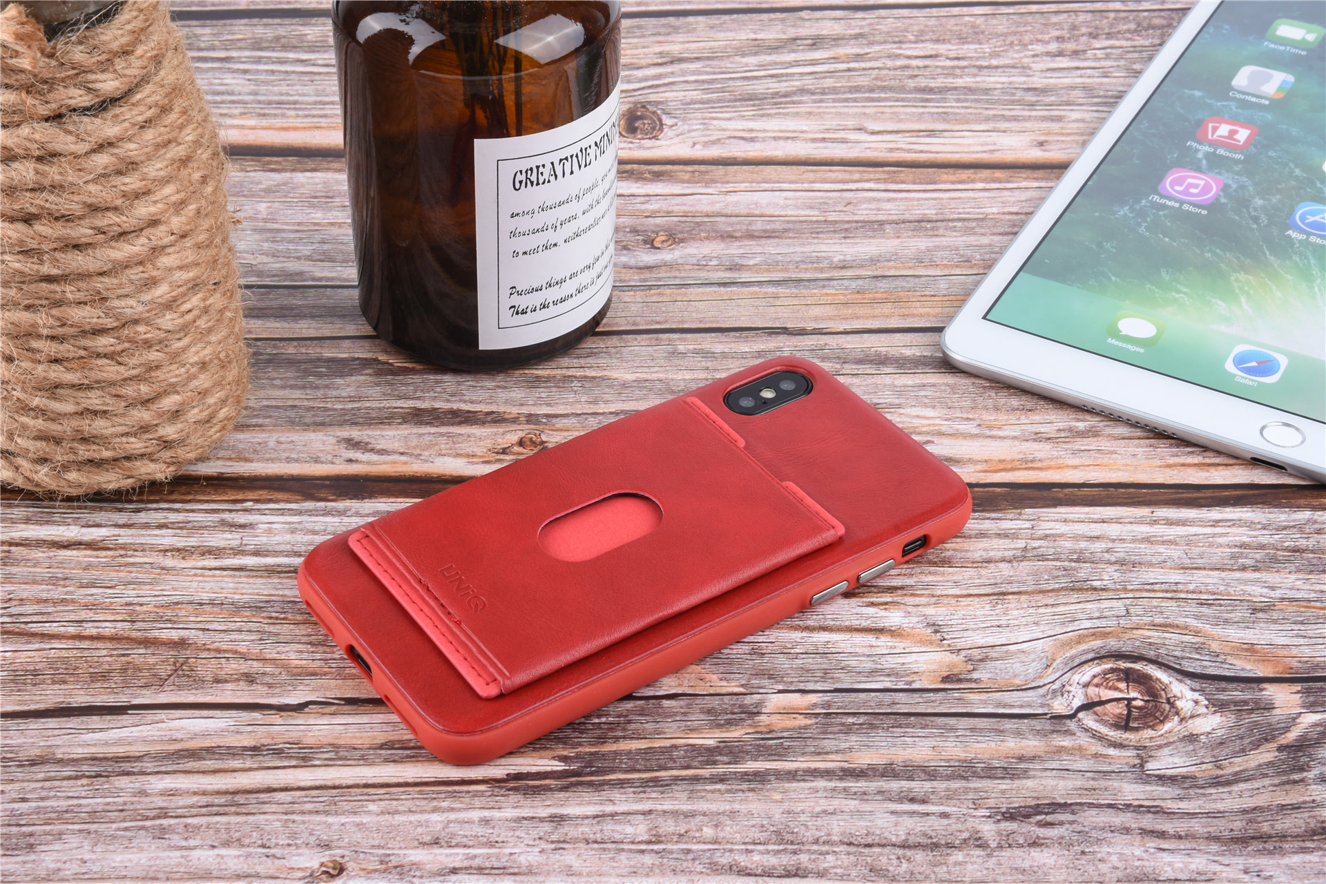 UNIQ Accessory Backcover voor iPhone X-Xs - Rood (8719273283806), foto 6 van 6