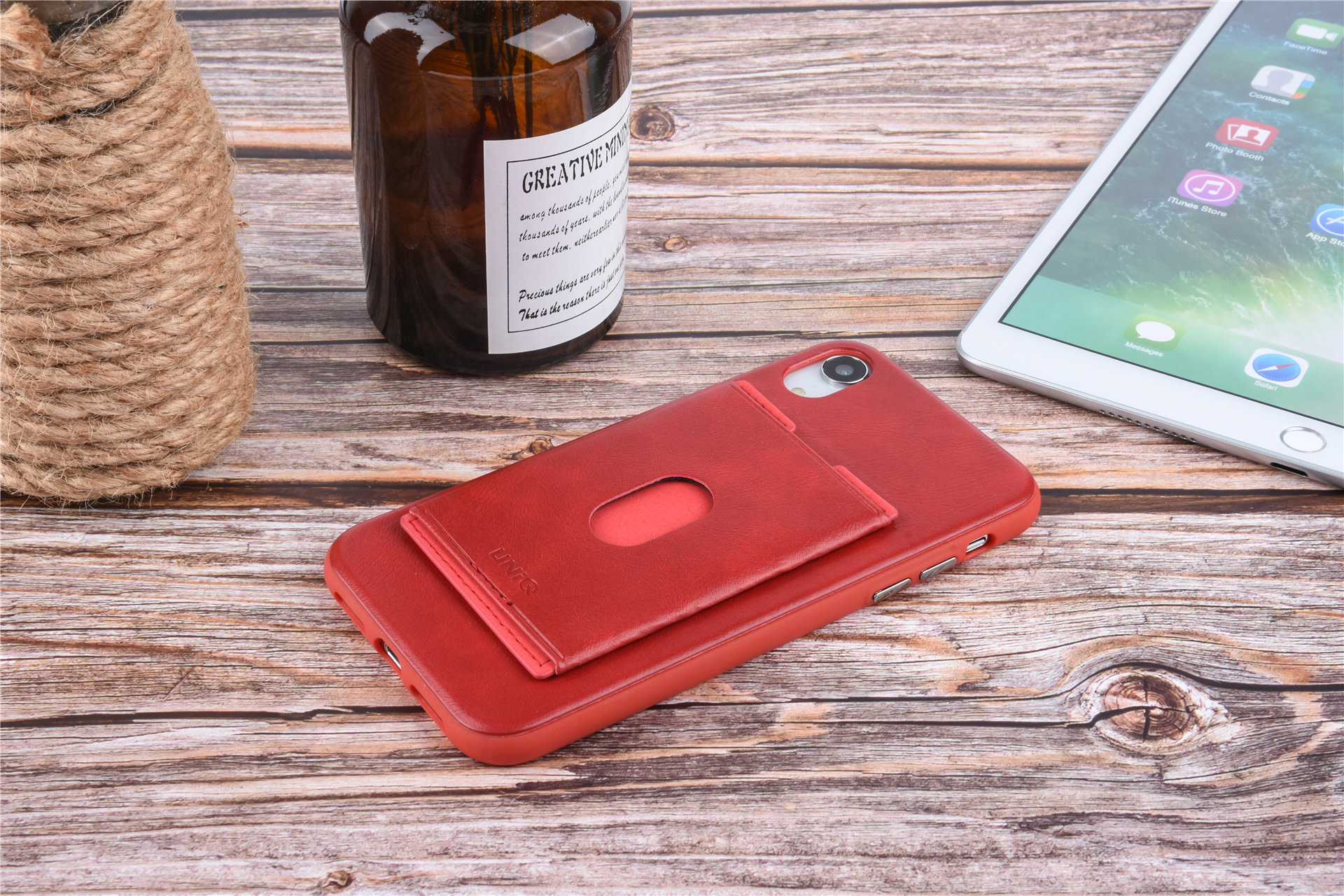 UNIQ Accessory Backcover voor iPhone XR - Rood (8719273283899), foto 3 van 6