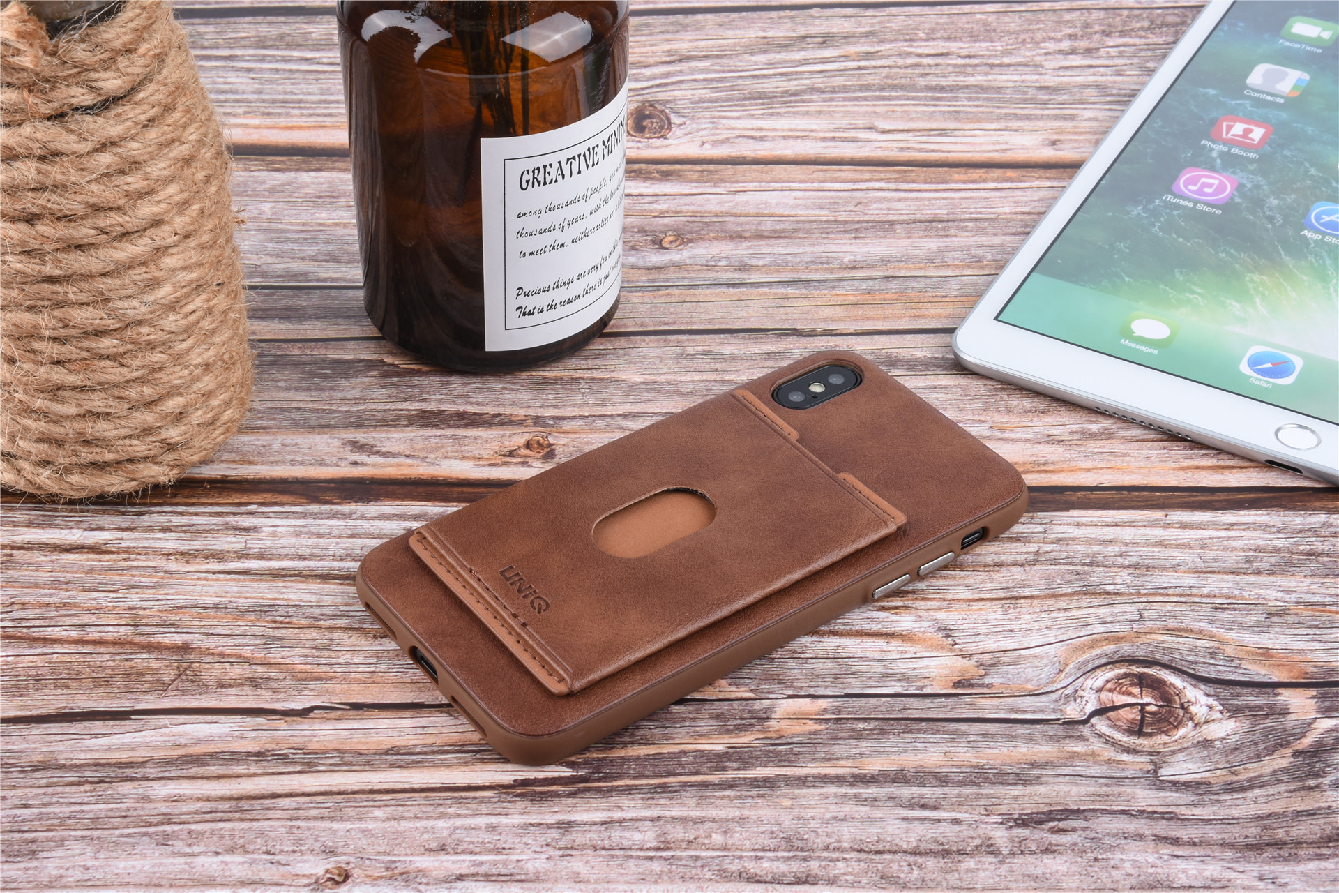 UNIQ Accessory UNIQ Accessory Backcover voor iPhone X-Xs - Bruin (8719273283820), foto 4 van 6