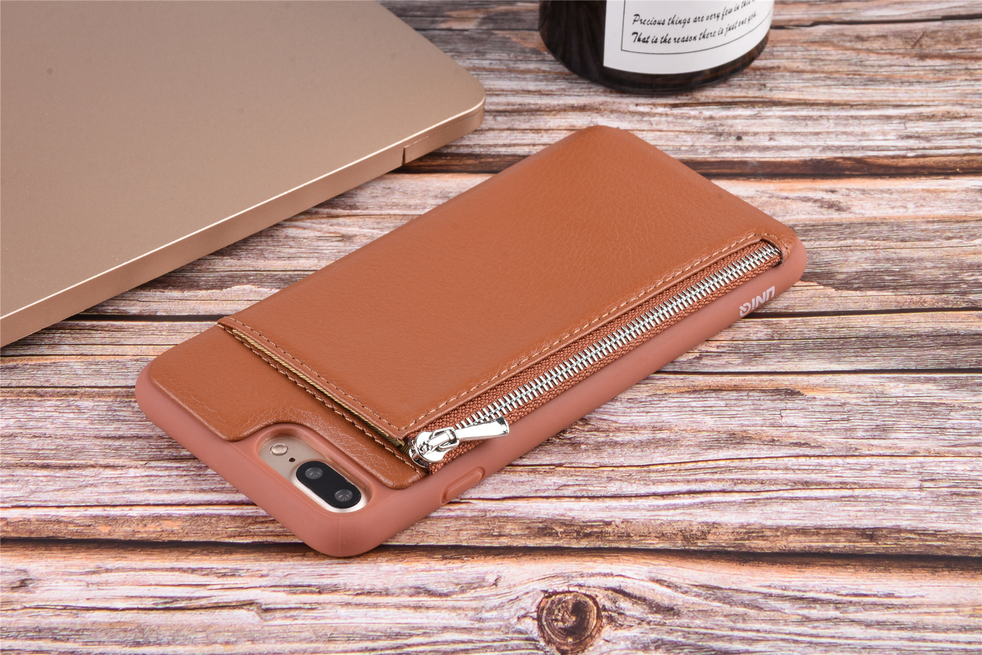 UNIQ Accessory UNIQ Accessory iPhone 7-8 Plus Kunstleer Backcover hoesje met rits - Bruin, foto 6 van 6