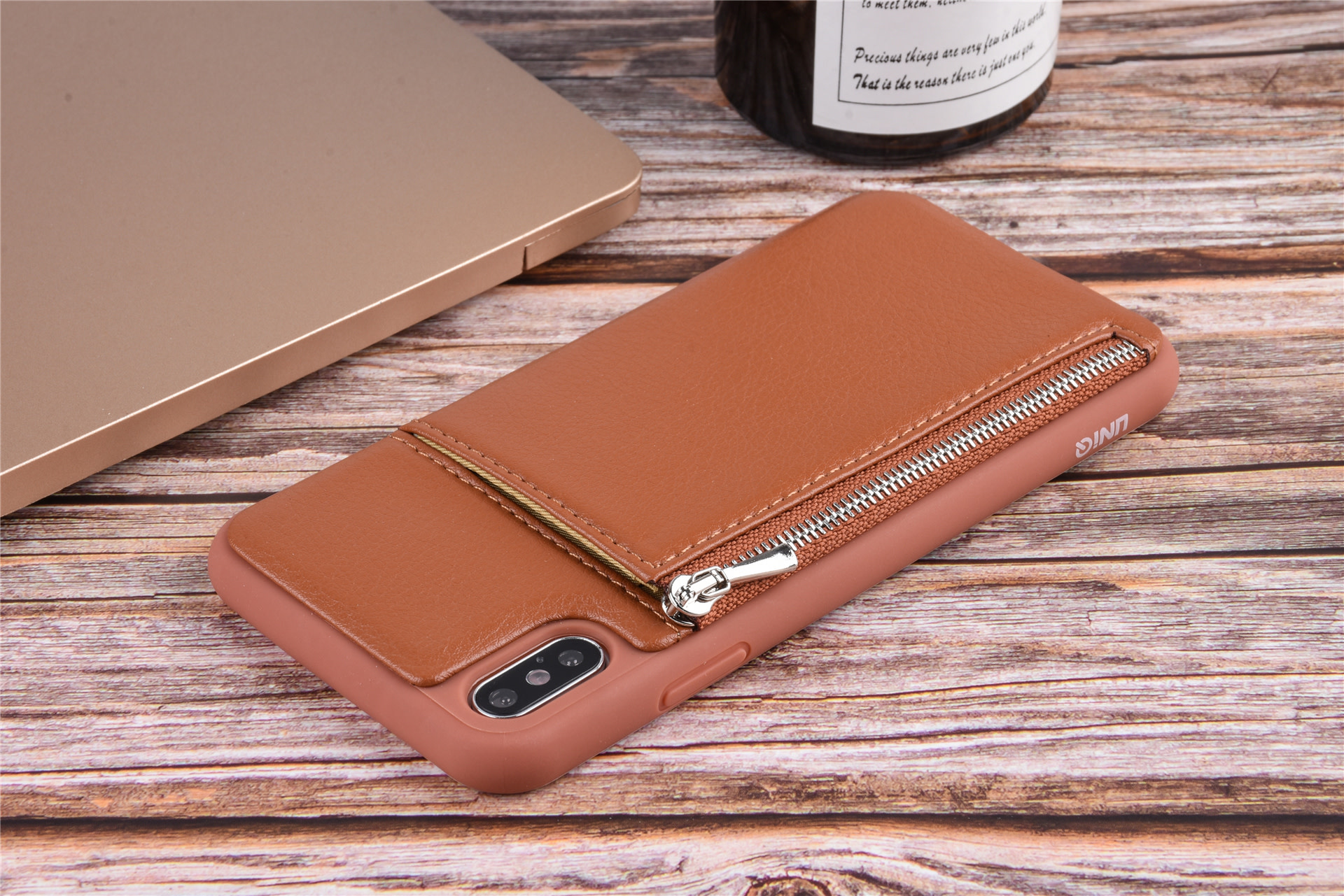 UNIQ Accessory UNIQ Accessory iPhone Xs Max Kunstleer Backcover hoesje met rits - Bruin, foto 5 van 6