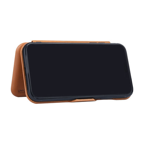 UNIQ Accessory UNIQ Accessory Bruin hoesje iPhone 11 Pro Max - Book Case - Elegance Series - Pasjeshouder UNIQ Accessory UNIQ Accessory Bruin hoesje iPhone 11 Pro Max - Book Case - Elegance Series - Pasjeshouder