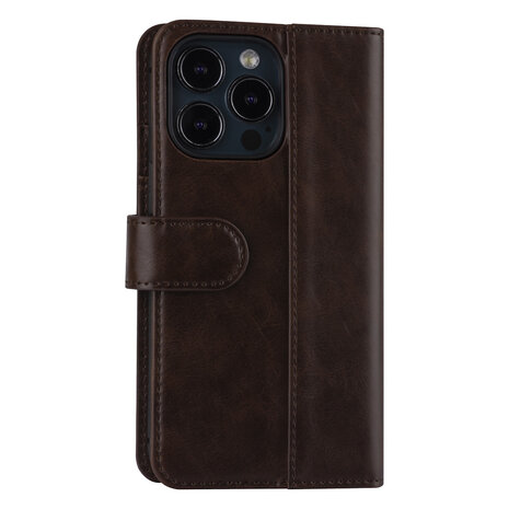 UNIQ Accessory UNIQ Accessory Donker Bruin hoesje voor iPhone 13 Pro - Book Case - Pasjeshouder voor 3 pasjes - Magneetsluiting UNIQ Accessory UNIQ Accessory Donker Bruin hoesje voor iPhone 13 Pro - Book Case - Pasjeshouder voor 3 pasjes - Magneetsluiting