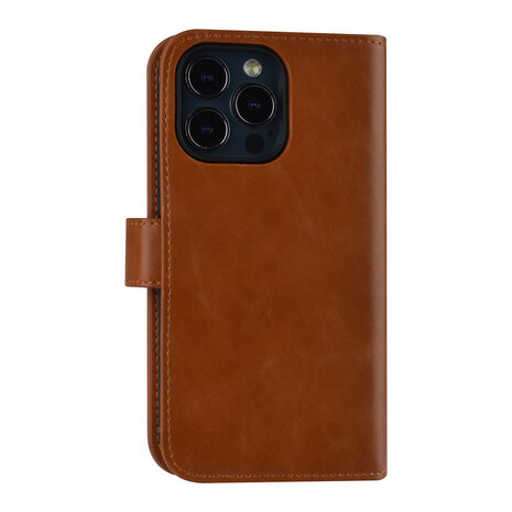 UNIQ Accessory UNIQ Accessory Bruin hoesje voor iPhone 13 Pro - Book Case - Pasjeshouder voor 9 pasjes - Magneetsluiting UNIQ Accessory UNIQ Accessory Bruin hoesje voor iPhone 13 Pro - Book Case - Pasjeshouder voor 9 pasjes - Magneetsluiting