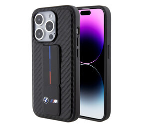 BMW BMW iPhone 15 Pro Backcover hoesje - Gripstand - Carbon Print - Zwart BMW BMW iPhone 15 Pro Backcover hoesje - Gripstand - Carbon Print - Zwart