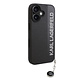 Karl Lagerfeld Karl Lagerfeld iPhone 16 Back-Cover hul - Saffiano rhinestones and charm - Schwarz Karl Lagerfeld Karl Lagerfeld iPhone 16 Back-Cover hul - Saffiano rhinestones and charm - Schwarz