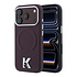Karl iPhone 18 Pro Hoesje harde behuizing - MagSafe - SW - generfd PU - ring in reliëf - Kameo-logo Bordeauxrood