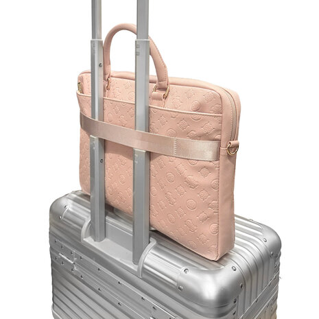 Guess Guess Laptoptas Peony - PU - 4G-logo - klassiek logo - streeppatroon - 16 inch Roze Guess Guess Laptoptas Peony - PU - 4G-logo - klassiek logo - streeppatroon - 16 inch Roze