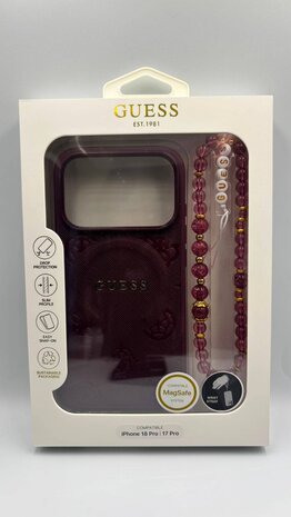 Guess Guess iPhone 18 Pro/17 Pro Hardcase MagSafe Saffiano met pioenroos, ringstandaard en parelkoord - Bordeaux Guess Guess iPhone 18 Pro/17 Pro Hardcase MagSafe Saffiano met pioenroos, ringstandaard en parelkoord - Bordeaux