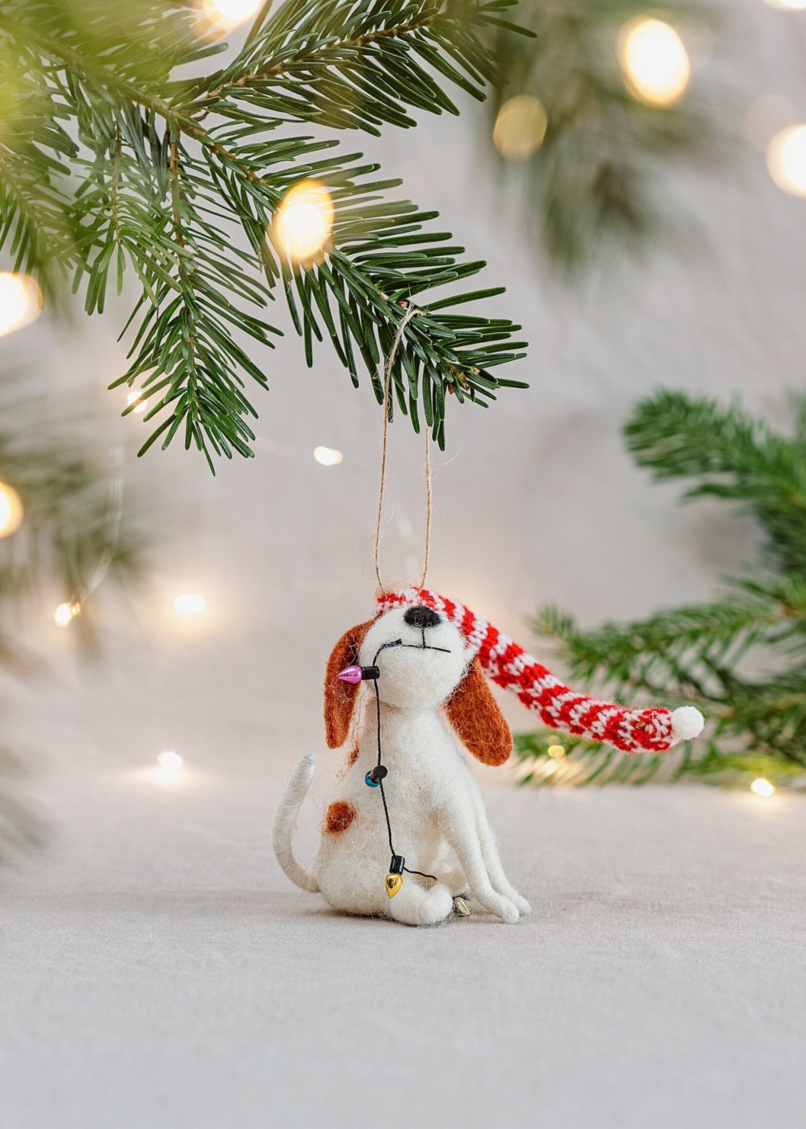 KERSTBAL - Hondenhanger van vilt met feeërieke lichtjes