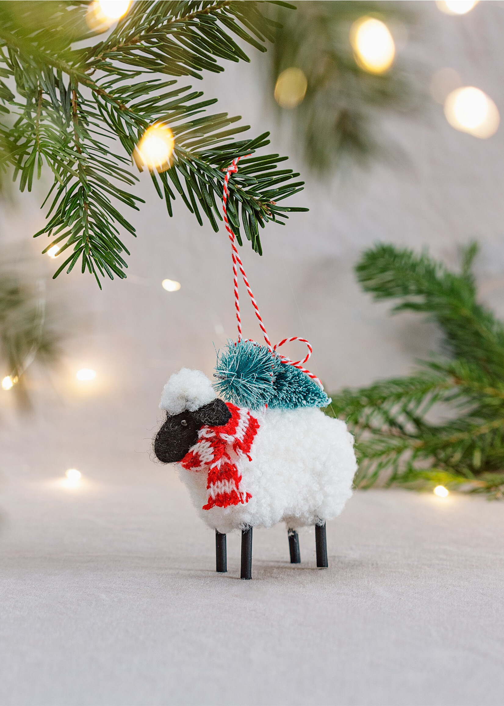 Sass & Belle VILTEN KERSTBAL – Charmant schaap met mini-kerstboom