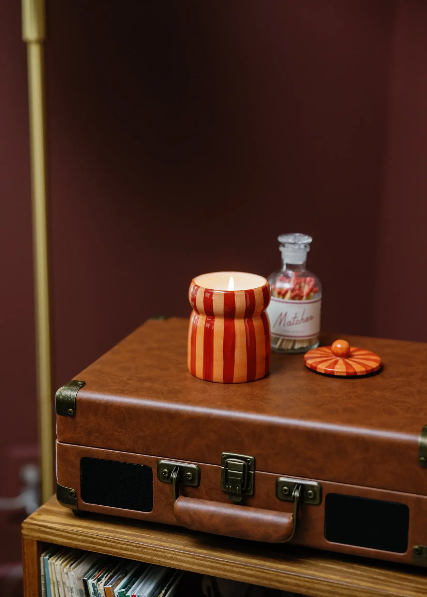 PADDYWAX Bougie parfumée Cabana en céramique rayée rouge/corail – Pomme épicée