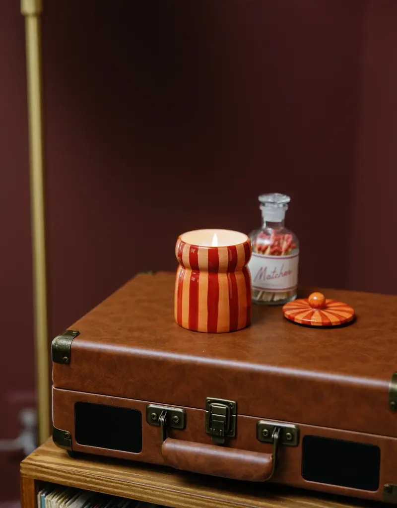 PADDYWAX Cabana geurkaars in rood/koraal gestreept keramiek – Kruidige appel