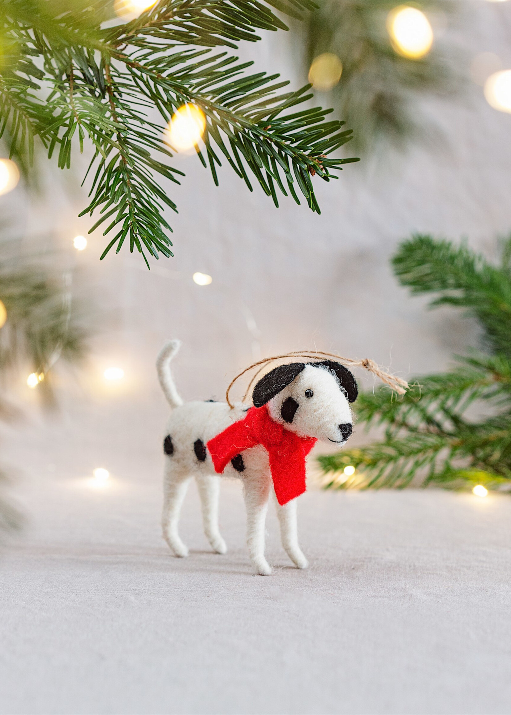 Sass & Belle Décoration de Noël en feutre d’un dalmatien avec écharpe rouge
