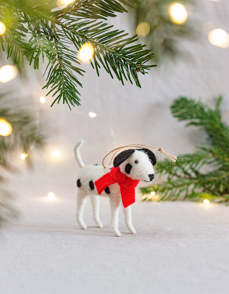 Sass & Belle Vilten kerst hangdecoratie van een dalmatiër met rode sjaal