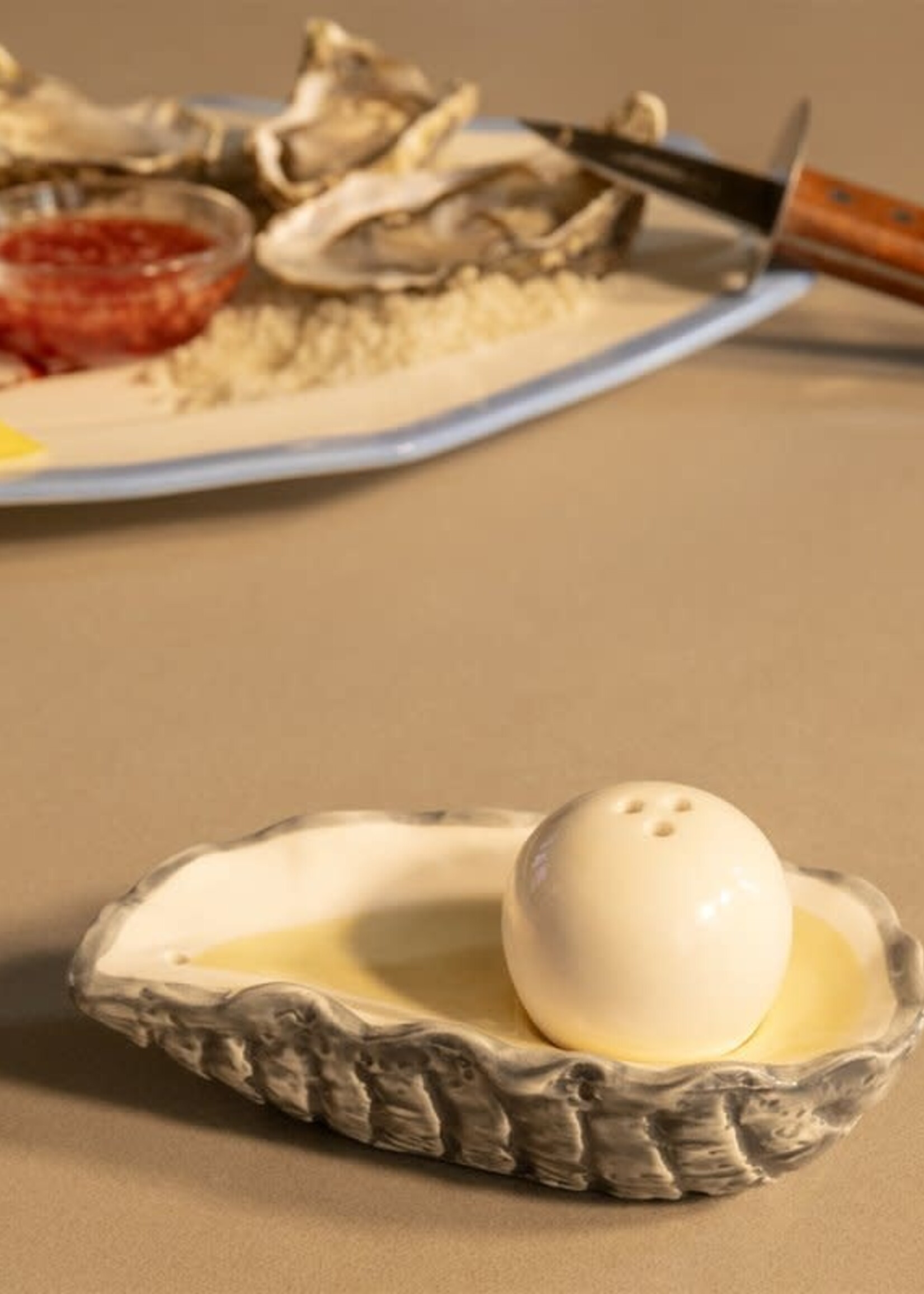 Salière et poivrière en forme d’huître et de perle, en grès peint à la main