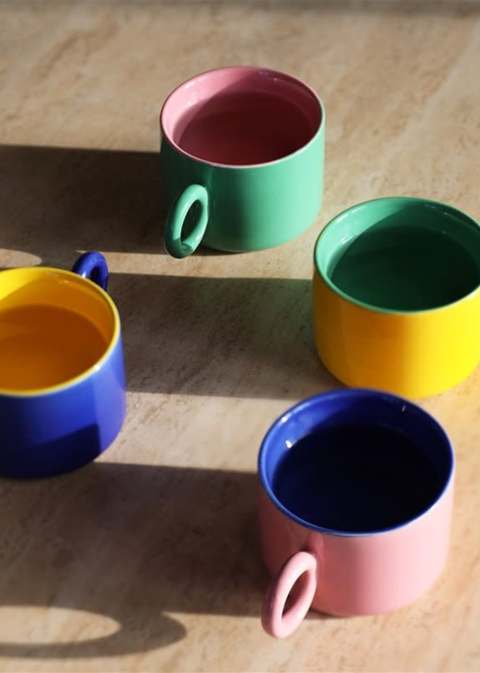 Quatre tasses Chiquito en porcelaine aux couleurs contrastées