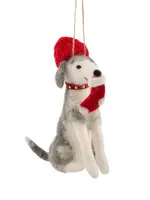 Vilten kersthanger hond met rode muts en kerstsok