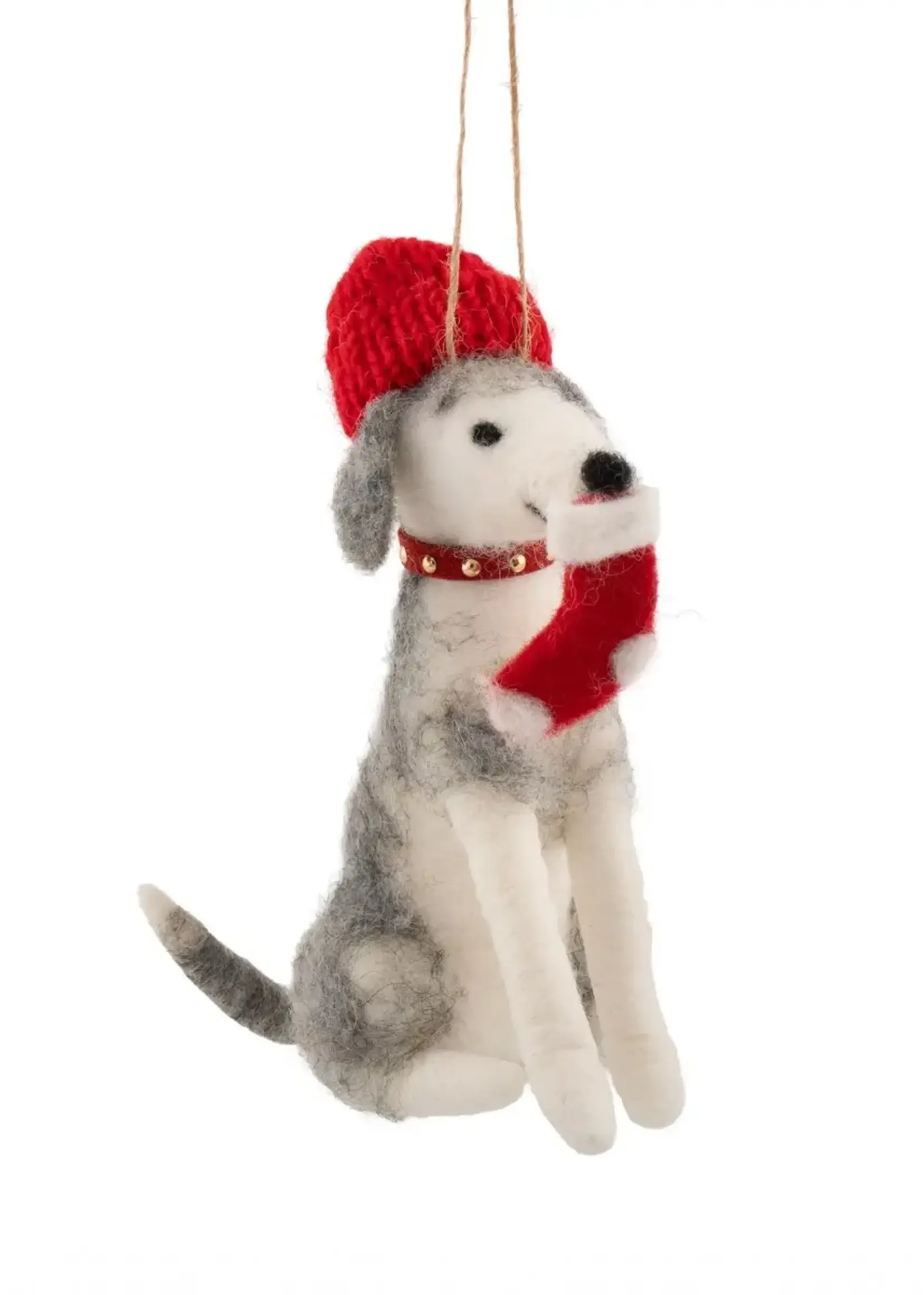 Vilten kersthanger hond met rode muts en kerstsok