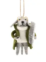 Suspension de Noël en feutre – Chien avec journal et café