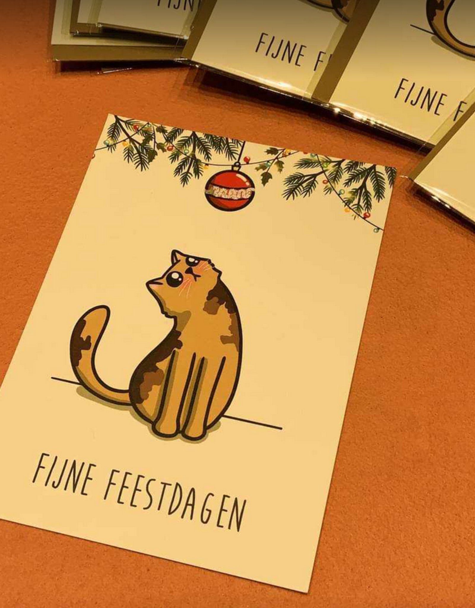 Maanblik Postkaart fijne feestdagen - rode kerstbal