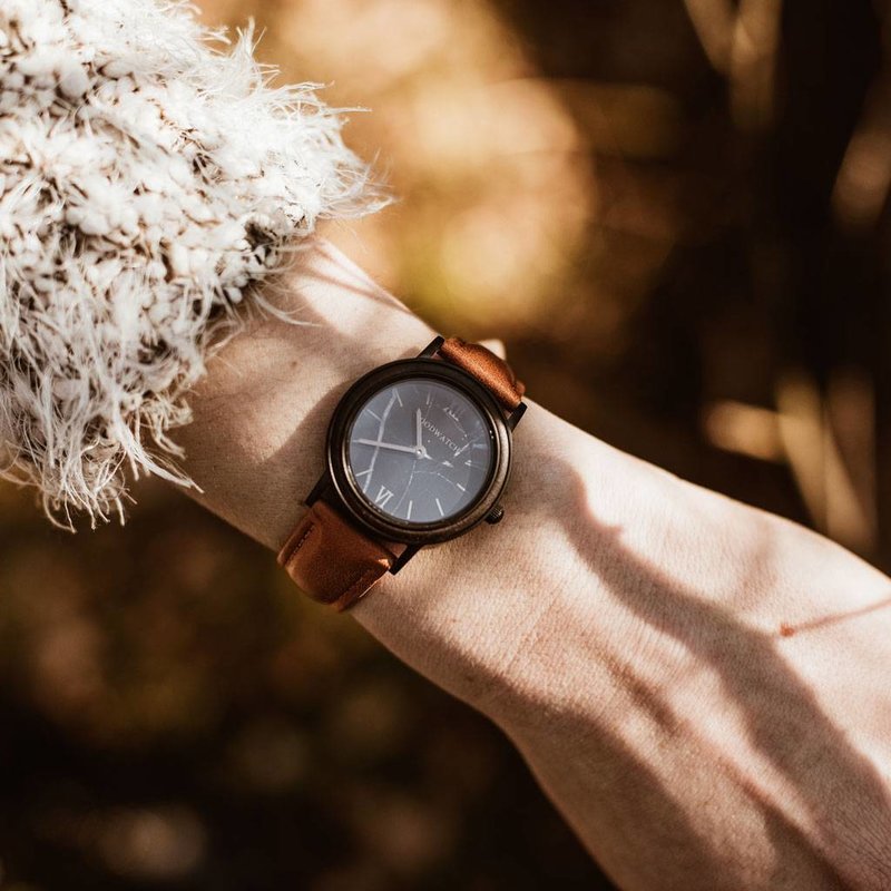 A combination of unique materials with a minimal design to create a timeless look. Each design features a combination beautifully grained wood and genuine leather straps. Inspired by todays women around the world, the globetrotter, the traveller, the entr