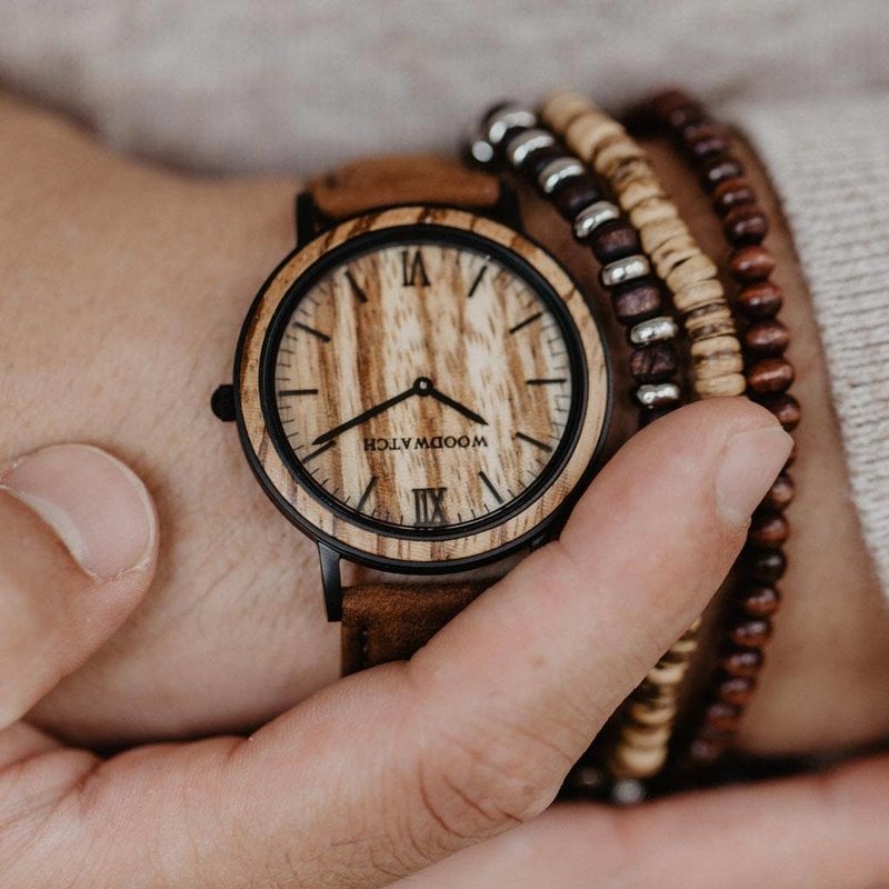 A combination of unique materials with a minimal design to create a timeless look. This modern watch suits both your casual day look and your finest formal wear. A super thin case made of the finest stainless steel with a matte black finish. A statement o