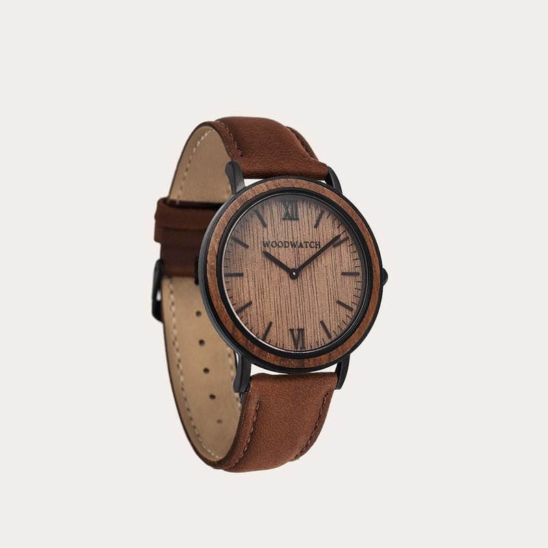 The Pecan Band is made of genuine leather and a metal buckle clasp and is naturally dyed with a light brown hue. The Pecan Band 20mm fits the 40mm MINIMAL Collection.
