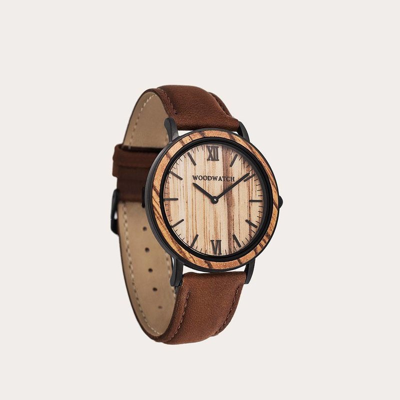 The Pecan Band is made of genuine leather and a metal buckle clasp and is naturally dyed with a light brown hue. The Pecan Band 18mm fits the 40mm MINIMAL Collection.