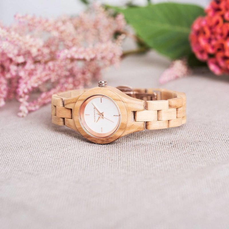 The Blossom watch from the FLORA Collection consists of soft olive wood that has been hand-crafted to its finest slenderness. The Blossom dial is made of a brushed cream coloured stainless-steel dial that has a shiny touch and rose gold coloured details.