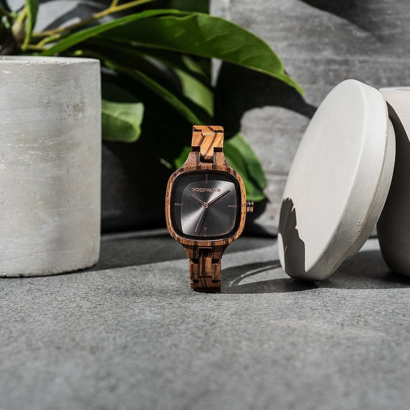 The beauty of a city is reflected by the lights at night. The skyline lights up and creates a memorable view. This City of Lights watch reflects this with its stainless steel black brushed dial and shining rose-gold colored elements. The added bold elemen