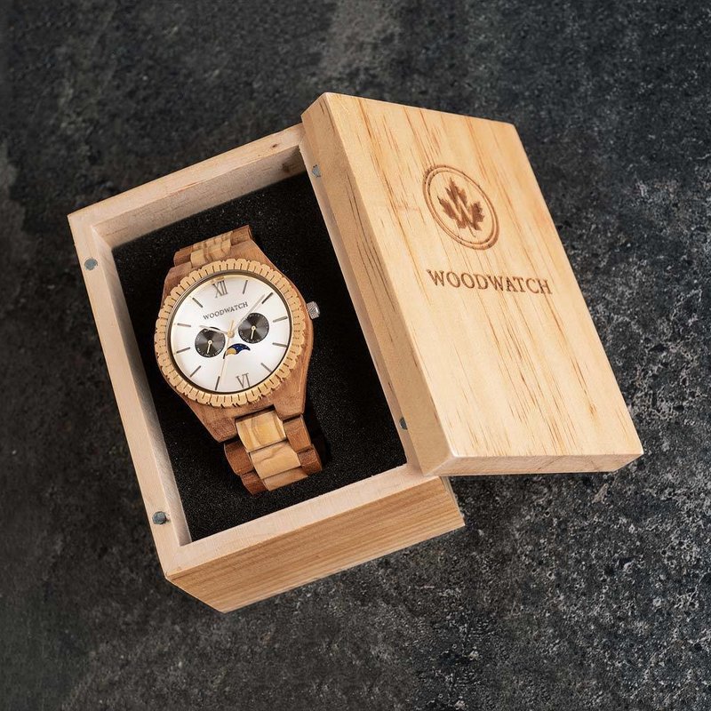 This premium designed watch with moon phase combines unique wood types with a luxurious stainless steel backplate and brushed silver-colored dial. At the heart of the timepiece is a multi-function movement with two subdials featuring a week and month disp