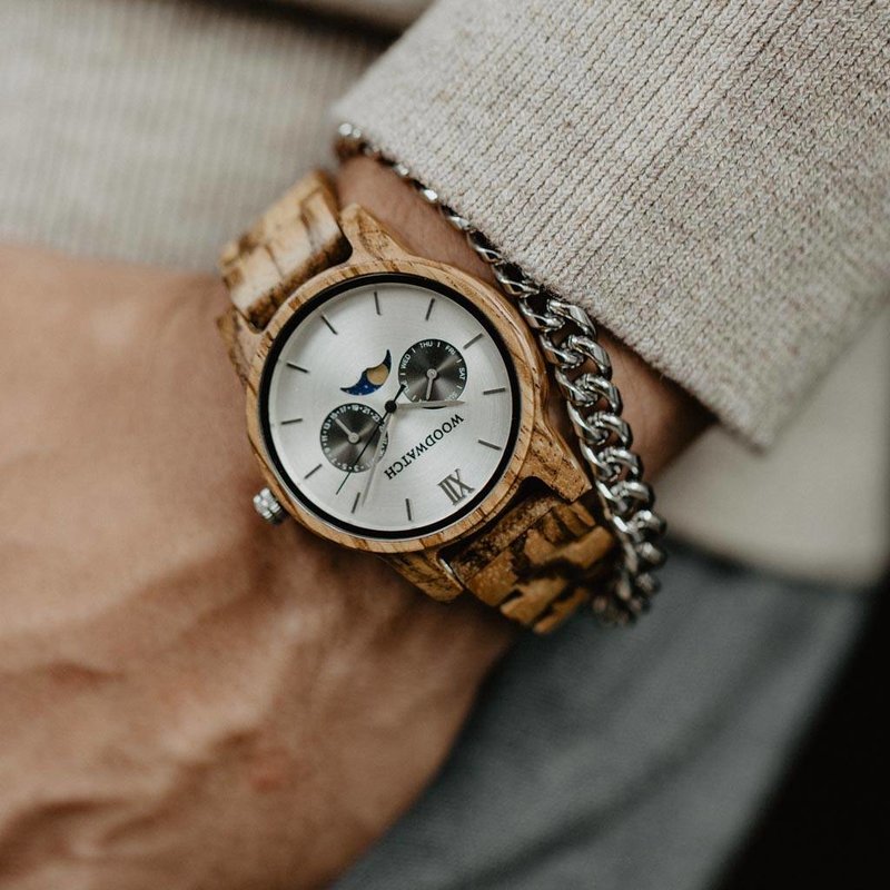 The CLASSIC Collection rethinks the aesthetic of a WoodWatch in a sophisticated way. The slim cases give a classy impression while featuring a unique a moonphase movement and two extra subdials featuring a week and month display. The CLASSIC Camo is made