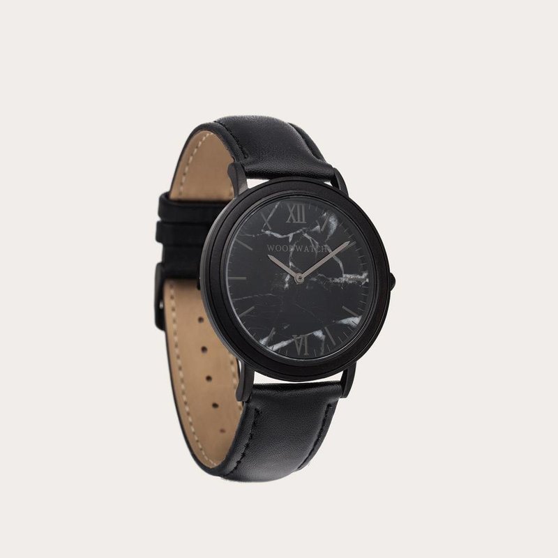 The Jet Band is a genuine leather strap with natural patina and a smooth fit. The leather ages gracefully overtime to tell its tales of exploration and is a hallmark of its high quality. The band has a metal buckle clasp in matte black.The Jet Band 18mm f