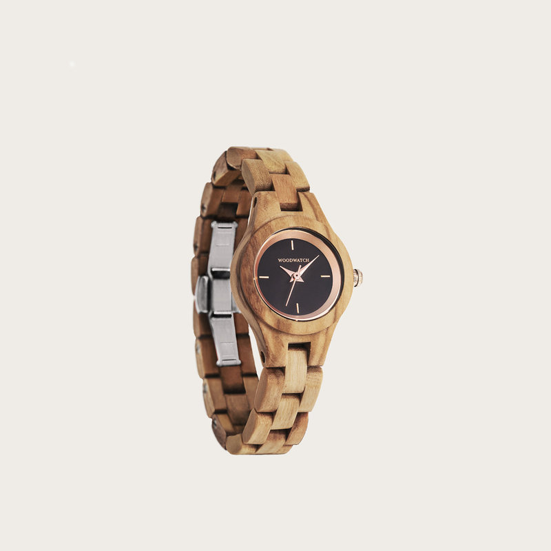 The Lily watch from the FLORA Collection consists of olive wood that has been hand-crafted to its finest slenderness. The Lily dial is made of a black coloured stainless-steel that has a shiny touch and rosegold coloured details.