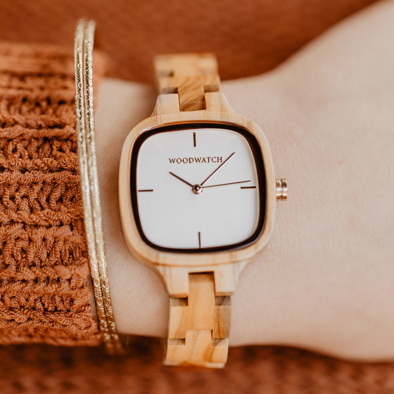 A source of inspiration for each creative artist. The CITY Muse features a square case with a white dial and rose gold details. The watch band consists of soft olive wood that has been hand-finished to perfection and to create our latest small-band design