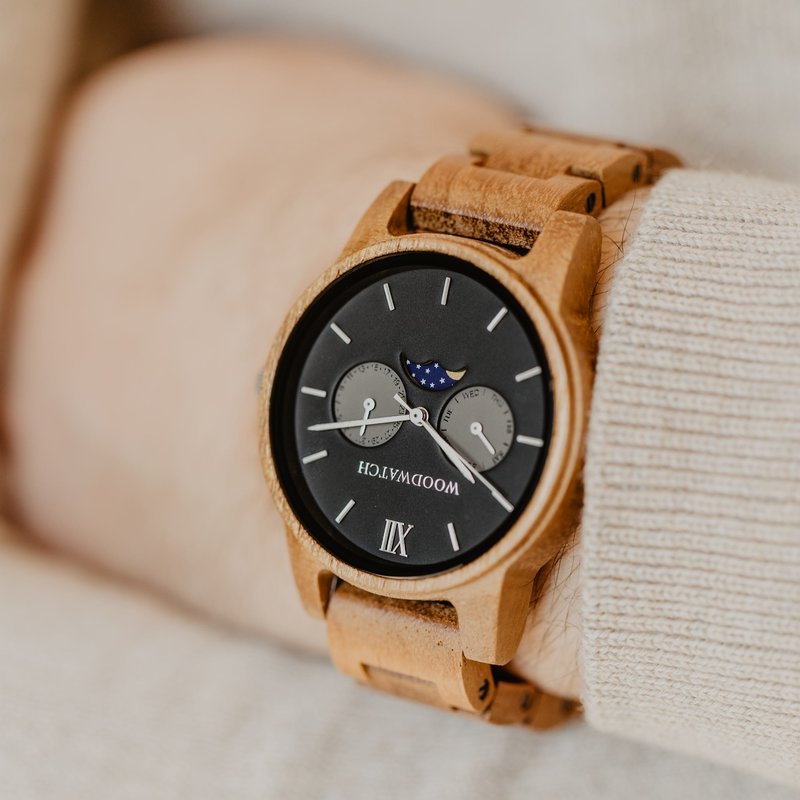 The CLASSIC Collection rethinks the aesthetic of a WoodWatch in a sophisticated way. The slim cases give a classy impression while featuring a unique a moonphase movement and two extra subdials featuring a week and month display. The CLASSIC Maverick is m
