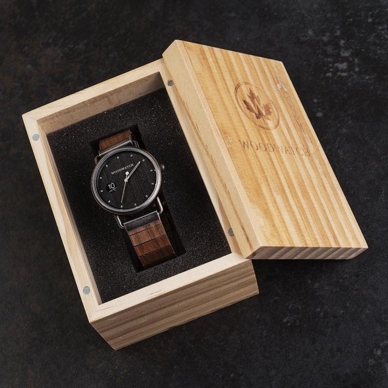 Our MINIMAL Retro models feature an all new design existing of 3 new elements. First, a clean new minimal casing. Second, a new two-pointer movement with numeric time window. Finally, an all new flexible wooden strap which fits any wrist. The Retro ROCK i