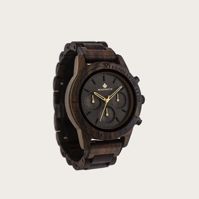 The CHRONUS Dark Eclipse features a classic SEIKO VD54 chronograph movement, scratch resistant sapphire coated glass and stainless steel enforced strap links. The watch is made of green sandalwood and has a black dial with golden details. Handcrafted to p