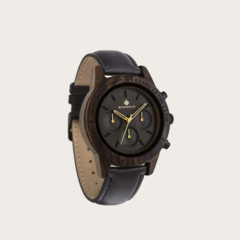The CHRONUS Dark Eclipse Jet features a classic SEIKO VD54 chronograph movement, scratch resistant sapphire coated glass and stainless steel enforced strap links. The watch is made of green sandalwood and has a black dial with golden details. Handcrafted